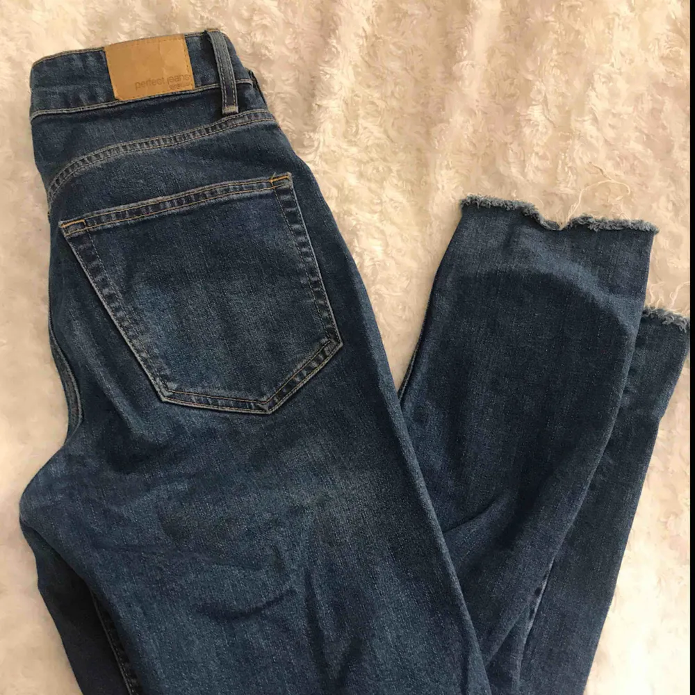 Jeans med slitningar från Gina tricot som är mörk blå i färgen. Köparen står för frakt!. Jeans & Byxor.