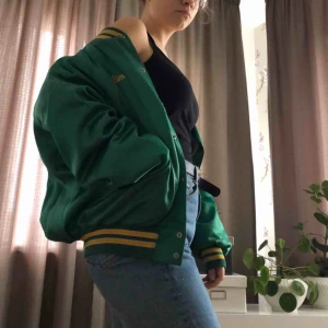  - Säljer min älskade varsity-jacka. Köptes på beyond retro och älskar den verkligen men den kommer inte till användning tyvärr. Skriv vid intresse eller frågor!