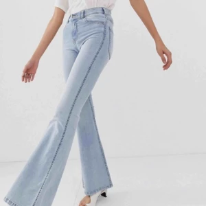  - Bootcut jeans från DRDEMIN som jag klipp håll i och gjort fransar nedtill skälv. 