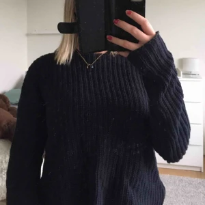  - Kabelstickad tröja från Hunkydory. Mörkblå i färgen och dragkedjor på sidorna. Fint skick!