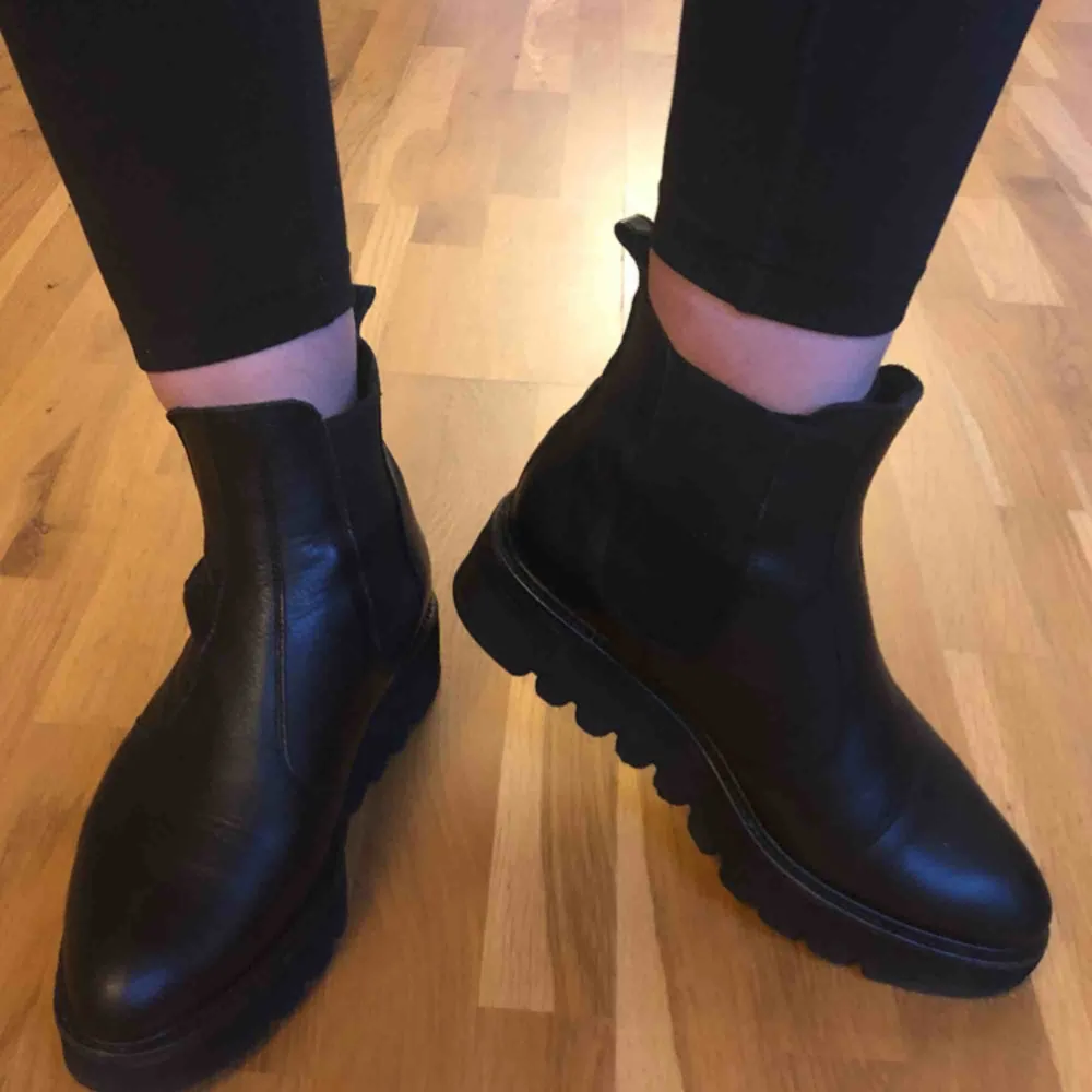 Svarta läder-boots med platå från J-shoes. Välbevarade och snygga!  Hämtas eller skickad mot frakt. . Skor.