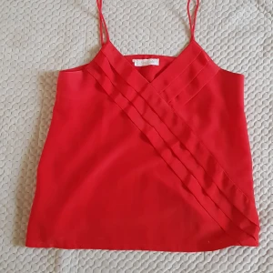  - Köpt secondhand i Paris, fint material och bra skick men lite right över brösten. Skulle säga XS/S Köparen betalar frakt 