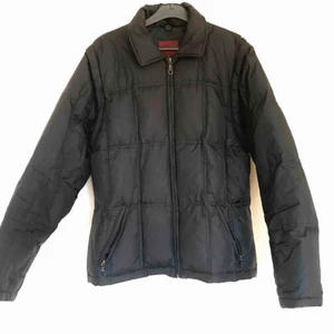  - Svart dunjacka som går att göra till en väst