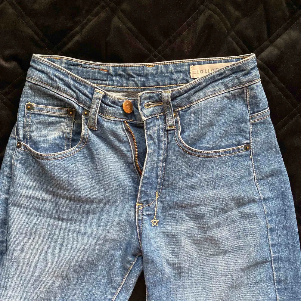 Lollobrigida jeans som är något utsvängda i benen. Säljer då de tyvärr är för små för mig:(. Jag har strl 36 i jeans i vanliga fall och dessa är något försmå, frakt tillkommer💓. Jeans & Byxor.