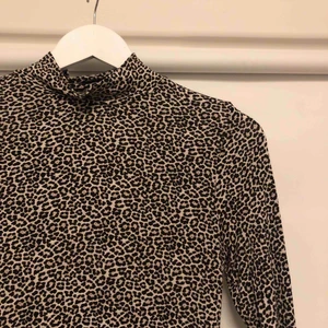  - Leopard print polo ifrån GinaTricot  Frakt tillkommer 😘