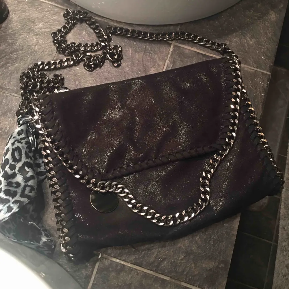 Superfin svart (lite typ glittrig) Stella McCartney liknande väska, mycket fint skick. !!Leopardnäsduken säljs inte!!💕. Väskor.