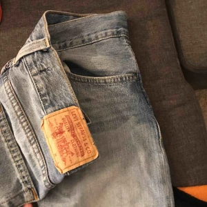  - Jätte fina Levis byxor, i storlek SML skulle passa alla. Själv är jag en medium och har använt dessa med ett bälte i midjan. Skit balla😊❤️
