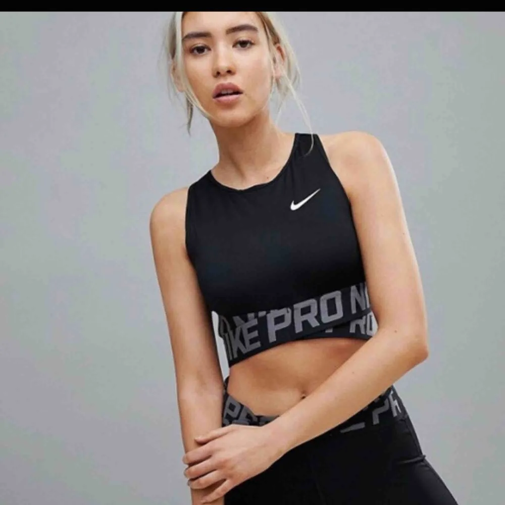 Nike tränings- croptop. Toppar.