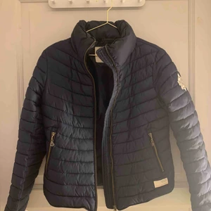  - Marinblå odd Molly jacka i storlek 1(s) använd enstaka gånger! Nypris 3999 säljs fö 500 och frakt tillkommer😊