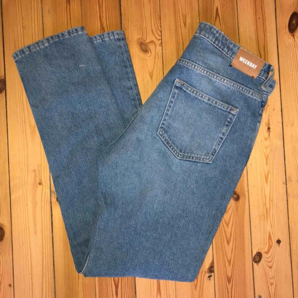 Oanvända jeans från weekday i modellen ”seattle” pga fel storlek. Lite stretchiga.  Köparen står för frakt möts annars upp i centrala Stockholm:). Jeans & Byxor.