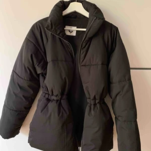  - Snygg helt ny vinterjacka, puffer-jacket modell.  Storlek XS, Svart. Passsr även en S. 
