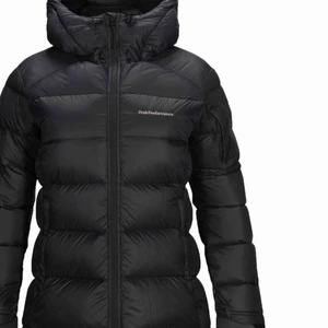  - Jag säljer min peak jacka.Säljer för att jag köpt en ny jacka