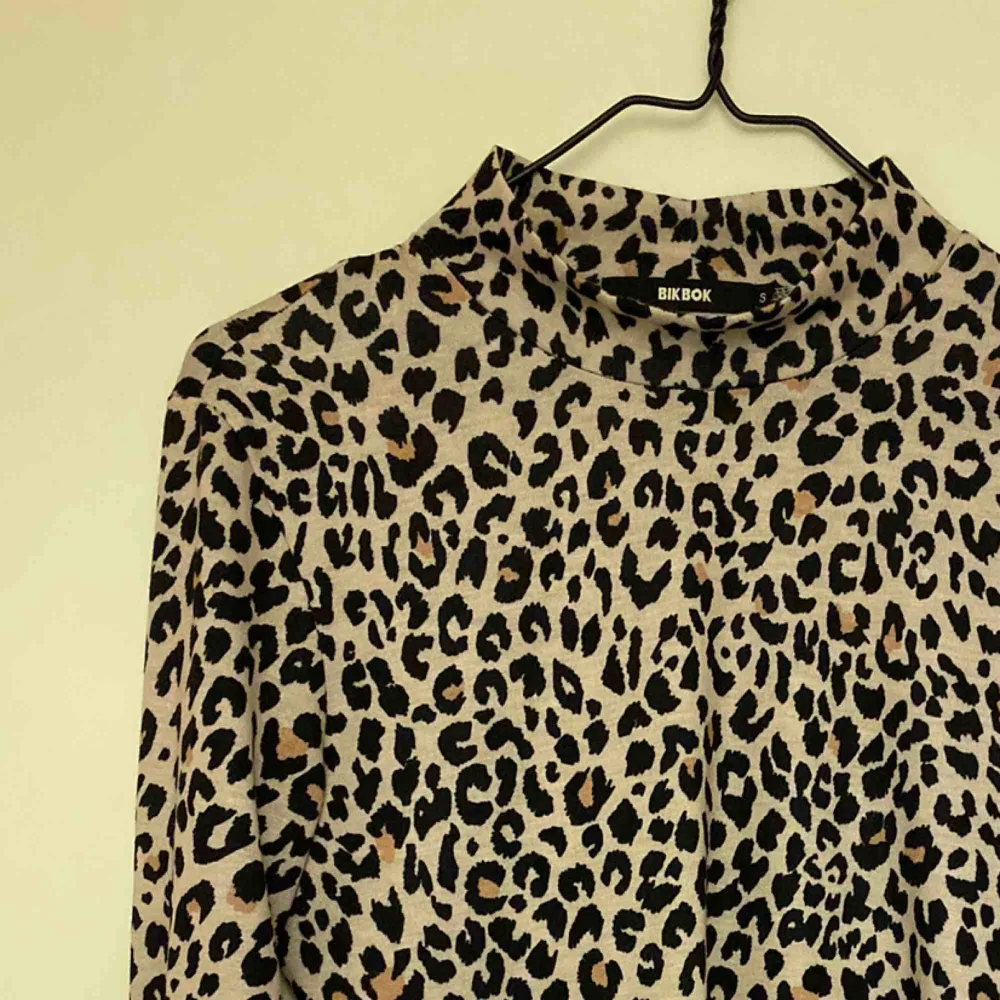 Snygg tröja med leopard tryck från BikBok. Säljes pga använder aldrig. Pris 50kr + frakt 50kr. . Toppar.