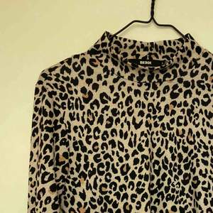 Snygg tröja med leopard tryck från BikBok. Säljes pga använder aldrig. Pris 50kr + frakt 50kr. 