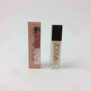  - Zoeva foundation i färgen amazing. Använd en pump den va helt fel färg för mig. En flytande sminkbas, berikad med rosmarilja, som ger medel till intensiv täckning och en lätt, naturlig och lätt finish.