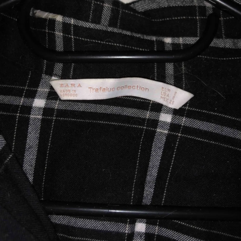 Jätteskön skjorta från zara med fransar nertill. Köpt förra året men den är knappt använd🌸 frakt på 50kr tillkommer!. Skjortor.