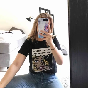  - Helt ny t-shirt med tryck från Twintip. Aldrig använd så lapparna sitter kvar. Möts upp i Göteborg eller skickar mot att köparen står för frakten.