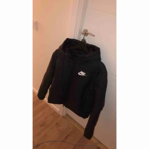  - Nike vinterjacka, köptes för ca 1 månad sen! Dock gillade jag min gamla mer så väljer därför att sälja denna. Endast använd ett fåtal gånger. 