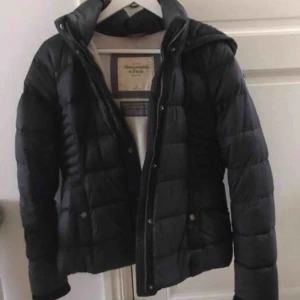  - En svart dunjacka från A&F. Avtagbar fuskpäls.  Fint skick! 