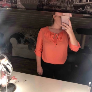  - Färgglad blus. Obetydligt använd. Frakt 20kr Köpt på primark i england