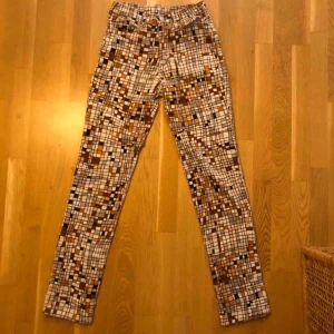  - Rensar garderoben och vill bli av med allt, därav låga priser!! Kolla profilen:)  Häftiga retro Cimarron manchesterbyxor i rutigt mönster. Midjemått: 73cm Innerbenslängd: 83cm Köpare betalar frakt. Skriv för samfrakt!