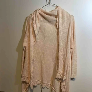  - Puderrosa kofta med fint fall från Ester Eleonora Strl. S Ordpris: 999kr