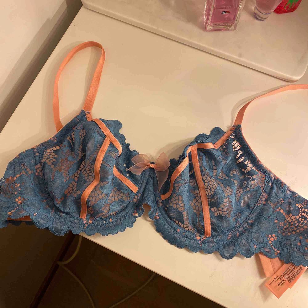 Säljer en jättefin spets-bh från hunkemöller. Jätteskön och fin. Övrigt.