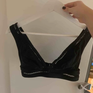  - Oanvänd bikinitopp ifrån Cubus. Storlek 48 men skulle säga att den är mer storlek 36! Kan mötas i Uppsala annars står köparen för frakt🌸