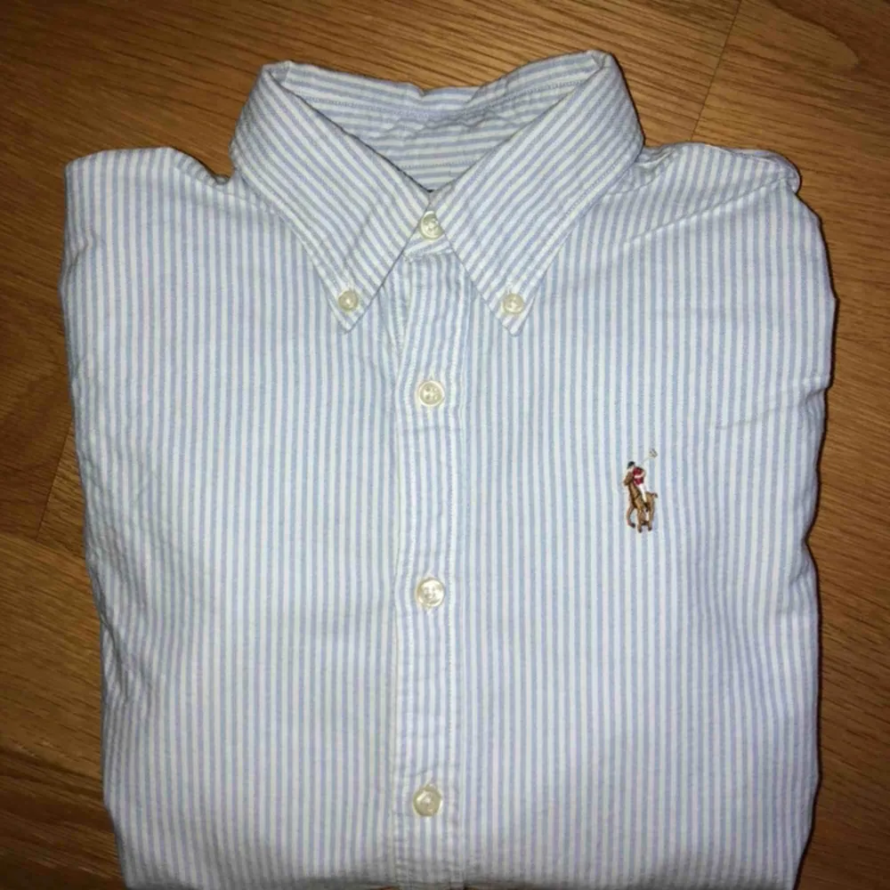 Blå-vitrandig Ralph Lauren skjorta i fint skick. Frakt tillkommer! . Skjortor.