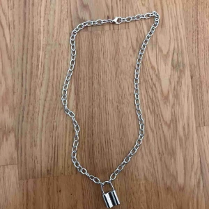  - Helt nytt kedjehalsband med hängande lås, 100 kr + 9 kr frakt
