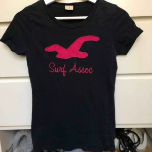  - Snygg tisha från Hollister. Storlek M. Sparsamt använd.  Kan mötas upp i Kungsbacka, Skene eller Borås. Annars kan jag skicka mot fraktkostnad.