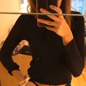  - En Väldigt snygg långärmad från H&M med öppet i ryggen. Tröjan är ganska genomskinlig men passar bra med ett linne under eller bara utan! 