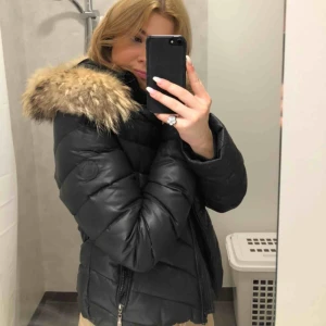  - Hollies jacka i storlek S⚡️ knappt använd💜💫 frakten ingår i priset 🌟🌟