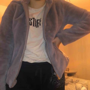  - Pälsjacka grå, storlek 38. Sömmen har gått upp på insidan av jackan men inget så syns på utsidan av jacka. Varm och jätte mysig luva till.