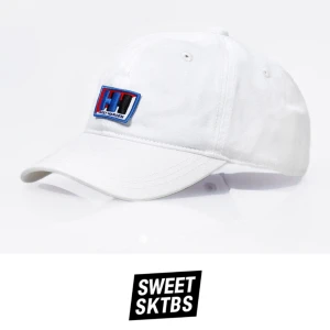  - Keps som är en collab med Helly Hansen och sweet sktbs! Knappt använd. Köpt på Junkyard för 299 kr. Kan mötas upp i Lund eller skickas mot fraktkostnad 