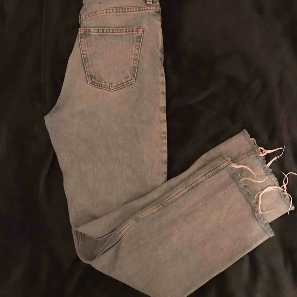 Säljer ett par jättefina jeans från monki!  Jättebra skick!!  Kan mötas i Sthlm eller frakta!🦋 . Jeans & Byxor.