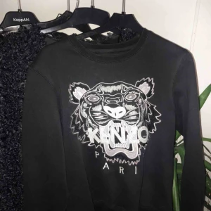  - Vet tyvärr ej om tröjan är äkta då jag fått den i present men den är i mycket fint skick . Frakt tillkommer 