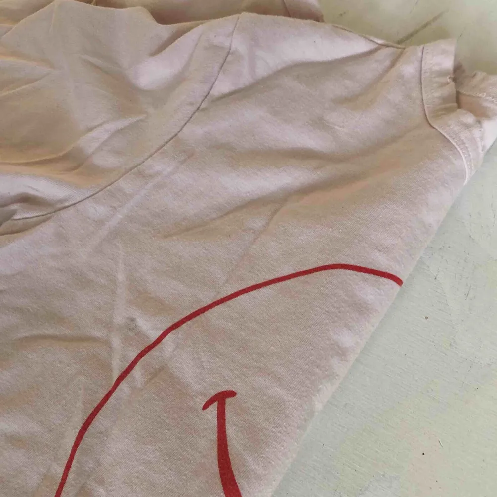 Retro Coca-Cola smiley ljusrosa T-shirt med ”slitningar” vid ändarna xs/S gratis frakt 60kr. T-shirts.