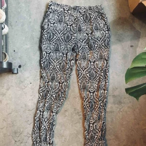  - Härliga, luftiga byxor från Primark med mudd. Köptes här på Plick men säljes pga för små. Jag är en S så denna passar bättre åt en XS.  Möts upp i centrala Stockholm annars tillkommer frakt 💕