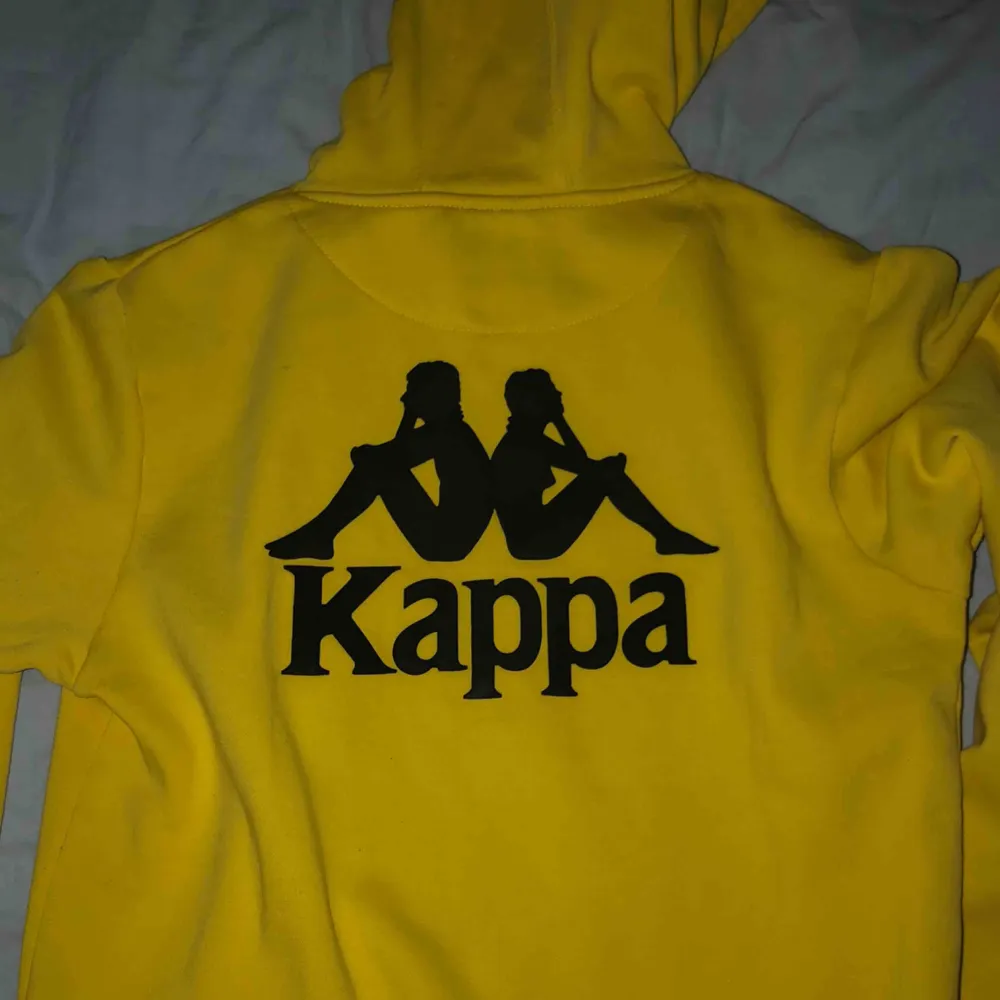 En gul Kappa hoodie i storlek S, använd fåtal gånger då jag glömt av den! Jätteskön och fin😋 . Hoodies.