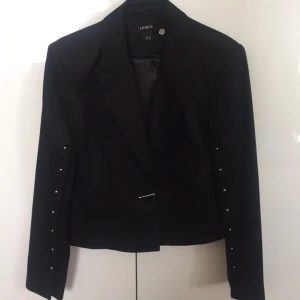  - En så fin och unik kavaj från Lindex extended collection med silverdetaljer. Lite croppad modell, så snygg passform! Nypris 799 kr. 💘