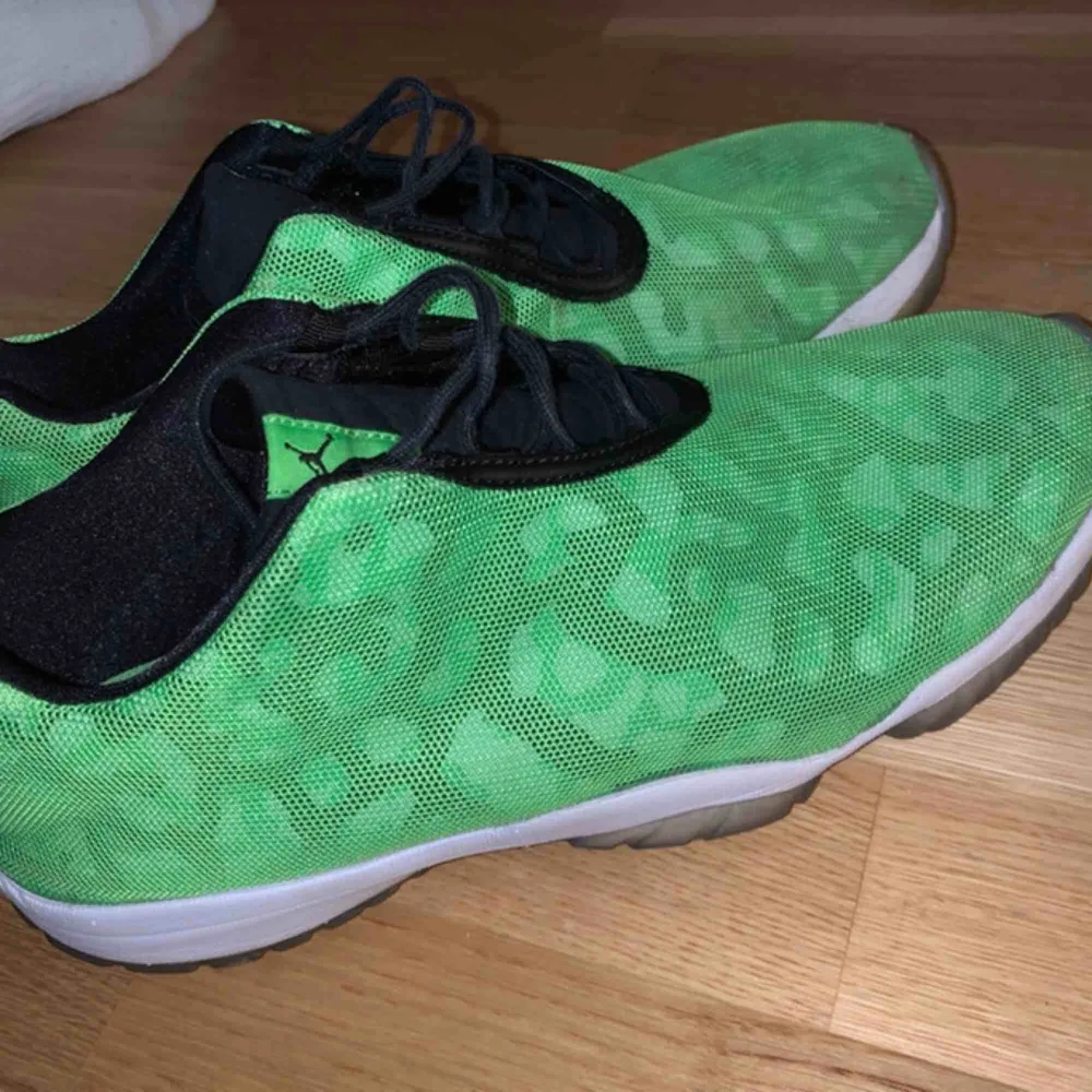 Här har ni ett par riktigt snygga och sällsynta Nike Jordan future skor. . Skor.