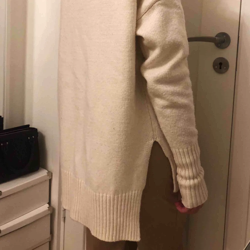 Cremevit stickad tröja från Lindex men hög krage och slits i sidorna 🌟 Superfin till vintern. Köpare står för frakt . Stickat.
