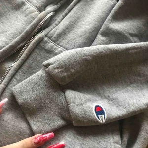  - Oversized grå Hoodie nyligen köpt på beyond retro!