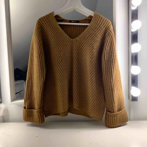  - Stickad tröja inköpt förra året, använd ett fåtal gånger men har ej fått användning för den. Fint med uppvikta ärmar. Säljes för 200, fri frakt✨