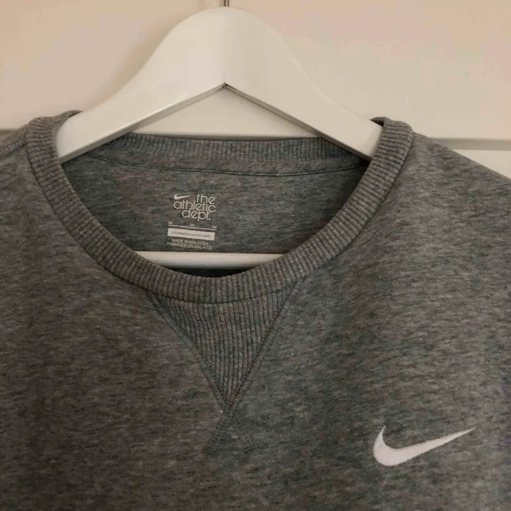 Grå sweatshirt från Nike. Super fint skick.  Stl. M. Köparen står för frakt . Hoodies.