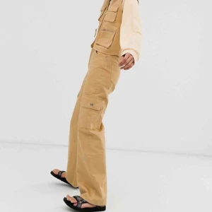  - Säljer dessa as snygga jeans från Monki med fickor på sidorna!! storlek 24 men skulle säga att det är en XS ungefär! OBS om ingen är intresserad kommer jag skicka tillbaks byxorna så passa på <3333skriv privat om du har fler frågor 