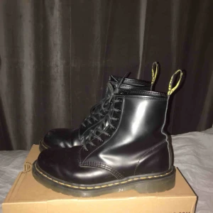  - Säljer Dr Martens 1460 Black, köpta på NK, använda ett fåtal gånger, möts gärna upp i Göteborg!!