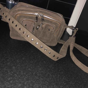  - Väska från NuNoo. Köpt i september. Använd ett få tal gånger, typ som ny