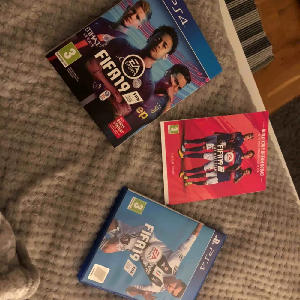 Helt ny FIFA 19, köptes för 600kr och är i bra skicka! Pris kan diksuteras👍🏻 Kan spela på ps4! . Accessoarer.